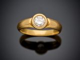 une bague en or jaune sertie d'un seul diamant au centre
