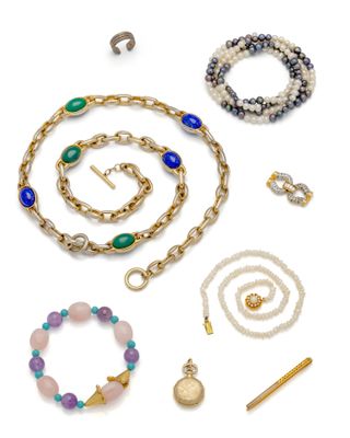 un assortiment de bijoux comprenant des bracelets, des bagues et des bagues