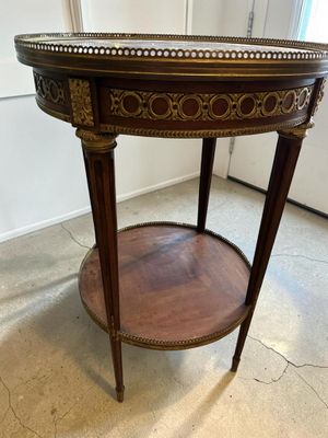 une image représentant une table surmontée d'une étagère