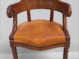 une vieille chaise en bois avec une assise en cuir marron sur fond gris