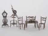 quatre chaises et une table sur laquelle se trouve une horloge