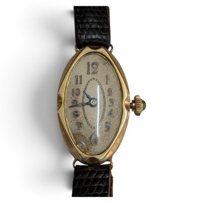une image d'un gros plan d'une montre-bracelet sur un fond blanc