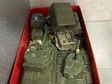 une boîte rouge contenant un véhicule militaire miniature