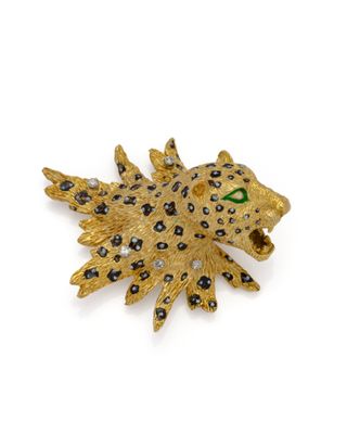 une image représentant une broche en forme de léopard, en or et diamants noirs