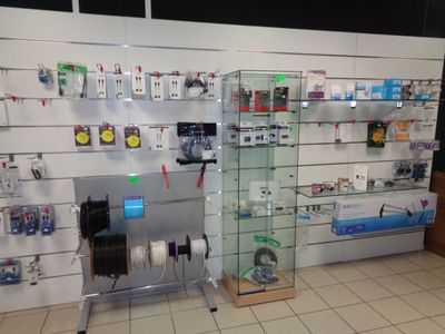 un rayon d'électronique dans un magasin comportant de nombreuses étagères