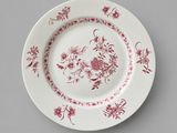 une assiette rouge et blanche ornée d'un motif floral