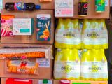 de nombreux types d'aliments et de boissons dans les rayons