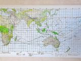 une carte du monde accrochée au mur