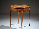 une petite table avec un plateau et un piètement en bois