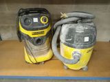 des aspirateurs à eau jaunes et noirs posés sur une étagère en bois