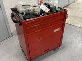 un chariot rouge qui contient beaucoup d'articles