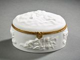 une boîte en porcelaine blanche ornée d'une bande dorée