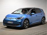 une voiture bleue est garée dans une pièce au sol à carreaux