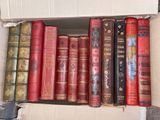 de nombreux vieux livres dans une boîte posée par terre