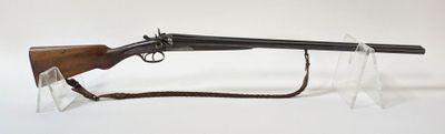 un vieux fusil au canon en bois posé sur un socle transparent