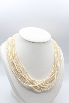 Charmant collier à plusieurs rangs de perles d'eau douce, fe…