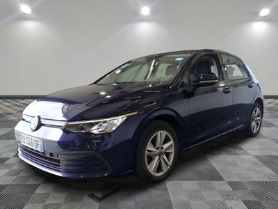 la voiture bleue est garée sur un sol en damier dans le garage
