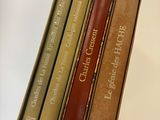 trois livres sont empilés sur une table