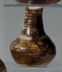 trois vases exposés dans une vitrine