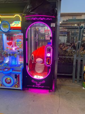 une machine garée sur le trottoir devant un immeuble