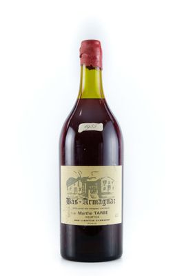 une bouteille de vin posée sur une table