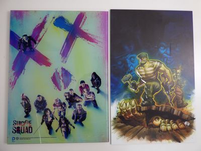 deux affiches accrochées au mur d'une pièce où se trouvent tout un tas de personnages