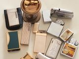 de nombreux types différents de briquets, disposés sur une table