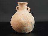 un petit vase posé sur une table