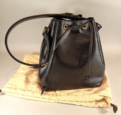 LOUIS VUITTON Sac "Noé" en cuir épi noir, anse bandoulière a…