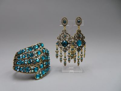 Bracelet et paire de pendant d'oreilles fantaisie en écrin.