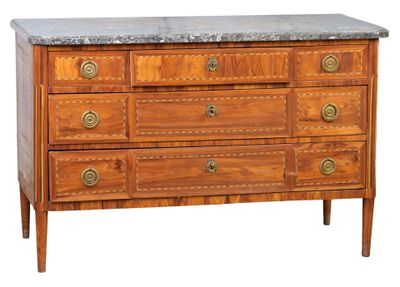 une commode à dessus de marbre sur fond blanc