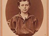 une vieille photo d'un jeune garçon en tenue de marin