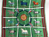 une photo d'un foulard carré orné de chevaux