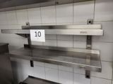 une étagère en métal portant un numéro, dans une cuisine