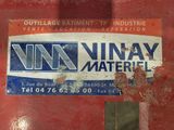 un autocollant sur le côté d'une machine rouge