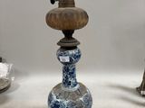 un vase bleu et blanc posé sur une table