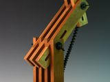 une lampe en bois surmontée d'une structure en bois