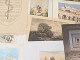 de nombreuses photos différentes de personnes et de bâtiments accrochées au mur