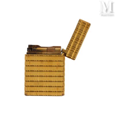 un briquet posé sur une table