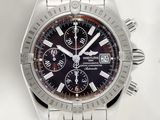 gros plan d'une montre sur une surface blanche