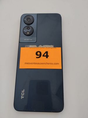 un gros plan d'un téléphone portable avec un numéro inscrit au dos