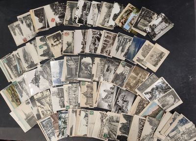 beaucoup de vieilles photos en noir et blanc sur la table