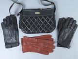 trois paires de gants, un sac à main et une paire de gants