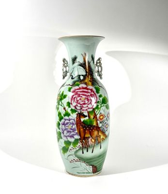 CHINE Grand vase en porcelaine émaillée polychrome et or à d…