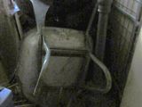 une photo d'une salle de bains avec des toilettes et une poubelle