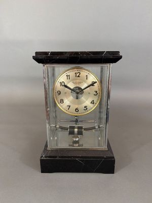 une horloge posée sur une table