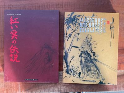 deux livres posés sur une table