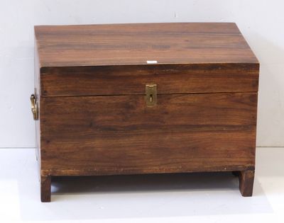 un petit coffre en bois muni d'un loquet métallique