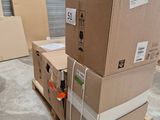 une pile de boîtes sur une palette dans un entrepôt