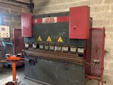 une image d'une machine située dans un bâtiment